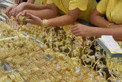 Giá vàng hôm nay 27-4: Tăng trở lại dù USD còn duy trì sức mạnh
