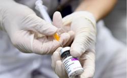 Vắc xin AstraZeneca và vắc xin mRNA có hiệu quả tương đương trong ngăn ngừa nhập viện, tử vong do COVID-19