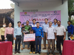 Bàn giao nhà Nhân ái cho gia đình học sinh khó khăn tại huyện Krông Pắc
