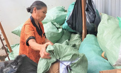 Người lao động chật vật trong “bão giá”