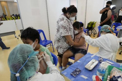 Làm gì khi trẻ gặp phản ứng sau tiêm vắc xin COVID-19?