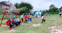 Sắc màu sân chơi cho trẻ em vùng sâu