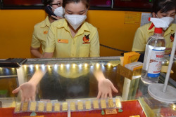 Giá vàng hôm nay 1-5: Vàng SJC neo giá trên 70 triệu đồng/lượng, cao hơn thế giới mức kỷ lục
