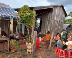 Vừa khâm liệm cho vợ, chồng ra sau nhà treo cổ tự tử