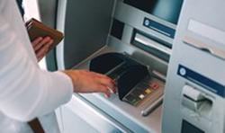 An toàn khi rút tiền ATM bằng căn cước công dân gắn chip