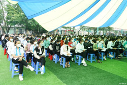 Hơn 300 học sinh Trường THPT Buôn Đôn tham gia tư vấn định hướng nghề nghiệp