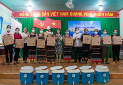 Trao 1.000 bếp tiết kiệm năng lượng và 100 thiết bị lọc nước ở huyện Buôn Đôn