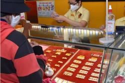 Giá vàng chiều 16-5: Vàng SJC lao dốc, loạn giá