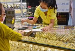 Giá vàng hôm nay 17-5: Giảm sâu rồi tăng trở lại khi đồng USD suy yếu