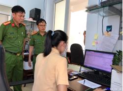 Công an tỉnh kiểm tra, đôn đốc việc thực hiện phân cấp đăng ký xe cho công an cơ sở