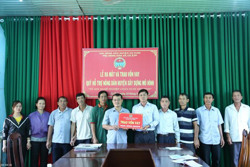 Huyện Cư Kuin: trao 300 triệu đồng vốn vay phát triển kinh tế cho hội viên nông dân xã Cư Êwi