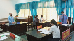 Vợ chồng mâu thuẫn, cha dùng dao cắt cổ con gái