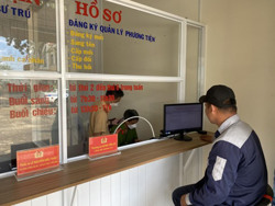 Người dân hết cảnh vượt quãng đường dài đi đăng ký xe