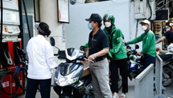 Xăng tăng chạm mốc kỉ lục mới, người dân nghĩ gì?