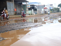 Dự án trăm tỷ đồng tạm dừng thi công: Người dân bức xúc vì "con đường đau khổ"