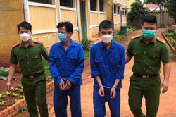 Tạm giữ hình sự 2 đối tượng trộm tài sản để trong ô tô ven đường