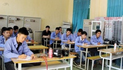 Chờ hướng dẫn để khai thông học nghề