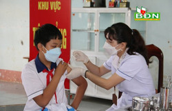 Tiêm đầy đủ các loại vắc xin để bảo vệ trẻ từ sớm