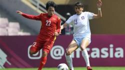 Cầu thủ nữ Việt Nam lần đầu nhận tiền "lót tay"