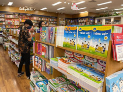 "Sách mới khổ lớn, giấy tốt": Không thể thả nổi giá sách giáo khoa