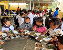 Mang niềm vui đến với học trò nghèo