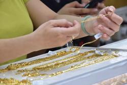 Giá vàng hôm nay 6-5: Vàng SJC cao hơn thế giới tới 18 triệu đồng/lượng