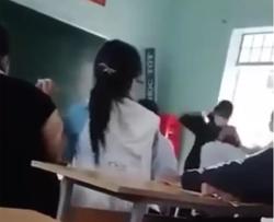 Nữ sinh dùng mũ bảo hiểm đánh bạn nam tới tấp trước mặt thầy