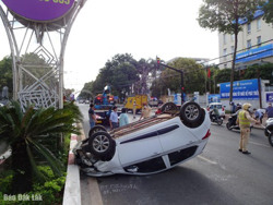 Kéo phanh tay đột ngột, xe hơi lật ngửa giữa phố