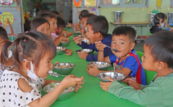 Tiếp sức đến trường cho học sinh nghèo vùng biên