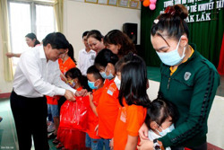 Phó Bí thư Thường trực Tỉnh ủy Phạm Minh Tấn tặng quà cho trẻ em khuyết tật