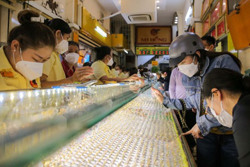 Bất thường thị trường vàng: Phải liên thông với thế giới