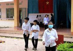 Gần 2.000 thí sinh thi tuyển vào lớp 10