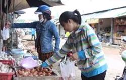 Giá xăng dầu cao: Ai cũng khổ