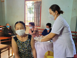 Đôn đốc công tác tiêm chủng vắc xin phòng COVID-19