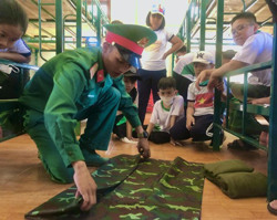 Học sinh tiểu học tham gia trải nghiệm “Một ngày làm chiến sĩ bộ đội”