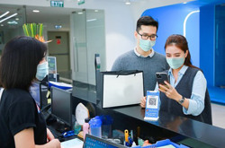 Thanh toán không tiền mặt: Vẫn lo rủi ro