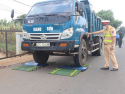 Quyết liệt ngăn chặn tình trạng xe quá tải bùng phát trở lại