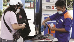 Người tiêu dùng trả bao nhiêu tiền thuế cho mỗi lít xăng?