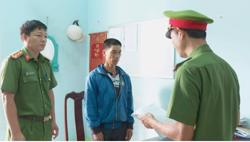 Bắt tạm giam người cha dùng kéo đâm trọng thương con trai