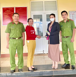 Công an xã Cư Bao hỗ trợ tìm và trao trả số tiền 44 triệu đồng của người chuyển khoản nhầm