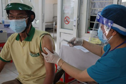 Cán bộ, công chức của đơn vị lực lượng tuyến đầu phải nêu gương tiêm mũi bổ sung vắc xin phòng COVID-19