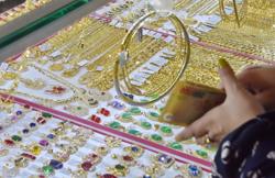 Giá vàng hôm nay 29-6: Bị chèn ép trước sức mạnh của USD