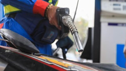 Giảm thuế để kìm giá xăng