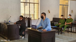 Chém lâm tặc trọng thương sau khi bị phát hiện đang quay video cưa gỗ