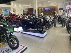 Xe máy Honda đang bị "làm giá"