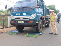 Quyết liệt ngăn chặn tình trạng xe quá tải bùng phát trở lại