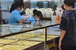 Giá vàng hôm nay 1-7: Giới đầu cơ chốt lời, vàng lao xuống dốc