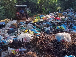 Đường liên huyện “biến” thành nơi tập kết rác thải