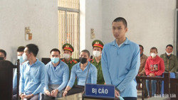 Nhớ lại thù cũ, thanh niên cầm dao đâm chết người trước quán nhậu