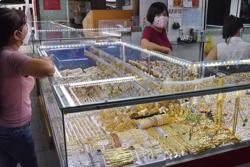 Giá vàng hôm nay 13-7: USD không ngừng tăng giá, vàng giảm tiếp